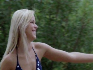 Trei tineri si o blonda se distreaza in aer liber