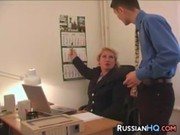 Secretara matura fututa de un director