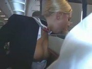 Blonda are o mare placere sa suga pula in avion