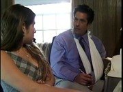 Dupa o convorbire scurta decide sa o dezvirgineze