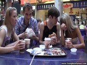 Dupa o plimbare prin mall doua cupluri merg la futut