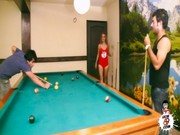 Dupa un joc de biliard o pizda este fututa pe masa