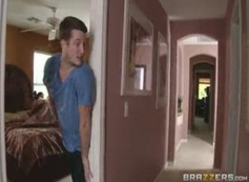 Amantul ei o fute in timp ce sotul munceste in gradina