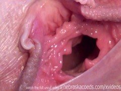 Blonda tanara se masturbeaza pe balcon