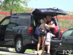 Blonda penetrata in padure de un chelios