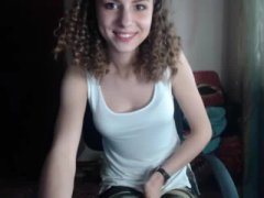 Tipa cu parul cret se masturbeaza la web