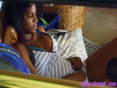 Sta relaxata pe canapea pana o mananca pasarica