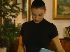 Bruneta perversa abuzeaza un barbat