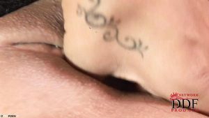 Bruneta stilata isi baga un mare dildo in curul bombat si fierbinte