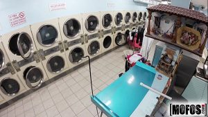 Vine sa ia hainele de la spalatorie si fute angajatele de acolo