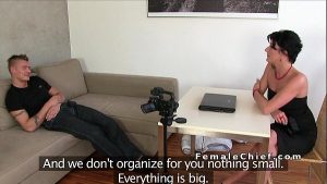 Secretara biroului ii face avansuri unui agent de vanzari