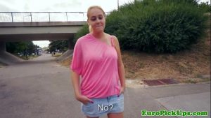 Blonda se dezbraca si ofera sex in public