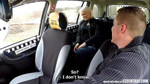 Tarfa centurista fututa pe bani in masina de un sofer