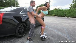 Se plimba in curul gol sa agate barbati pentru sex