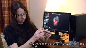 E bauta si fumata si se masturbeaza la webcam