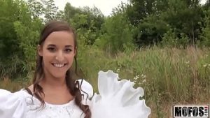 Suparata ca s-a anulat nunta si-o trage cu primul barbat gasit