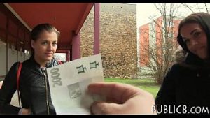 Doar o fata din acest grup accepta sa ii suga pula pe bani