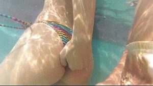 Luata pe la spate in piscina pana ejaculeaza in prezervativ