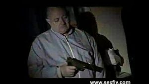 Sotu amenintat cu pistolu priveste cand iubita lui e fututa brutal