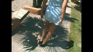 Bruneta excitata face muie pe gratis unui client norocos