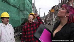 Si-o trage cu muncitorii veniti sa repare casa pentru a face treaba