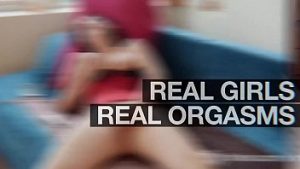 Citeste tehnici de masturbare si le incearca sa obtina placere