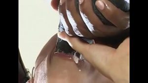 Vrea pula bagata pana la coaie desi curge sange din vagin