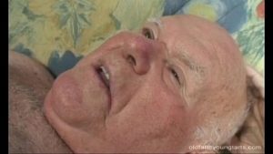 Mos cu pula mica filmat cand fute o pizda bruneta