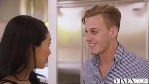 Sex in trei cu barbat impartit de gemenele sexy din industria porno