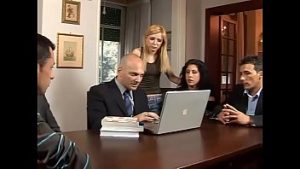 Dupa intalnirea de afaceri patronii fac sex in grup cu secretara