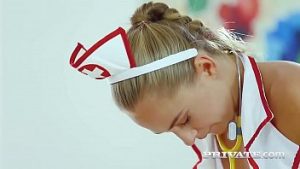 Doctor dezvirgineaza in cur asistenta in timpul orelor de munca