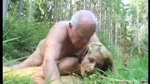 Mos primeste o partida de sex in parc dupa ce face cinste cu o bere