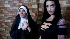 Maicute iau pula in gura si se fut in biserica dupa slujba