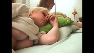 Sora frumoasa adormita si fututa de fratele mai mare