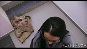 Tarfa prinsa de politie in scara blocului cand face sex cu clientu