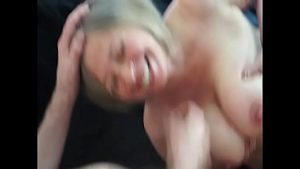 Ii face o muie sotului care are un apetit sexual ridicat la varsta lui