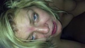 Veniti din club ii face o muie cu finalizare in gura pe drum