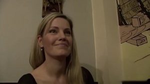 Convinge o tipa bauta sa-i suga pula si sa faca sex la baie