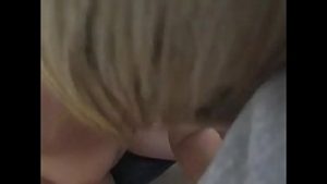 Filmeaza cand i-o trage tarfei sa le arate prietenilor