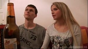 Se fute cu 10 barbati de fata cu iubitul ei