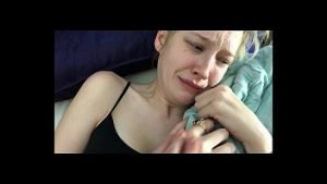 E prea beat s-o futa dar ii baga degetele in pizda larga