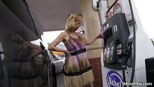 Are 23 de ani si plateste o femeie de 69 sa faca sex cu el