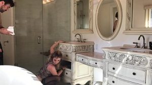 Isi penetreaza mama superba blocata cu mana in scurgere