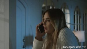 Surprinsa si fututa de iubitul deghizat venit de la munca