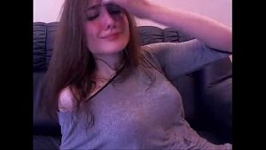 Tremura toata cand vibratorul o ia razna in pizda ei roz