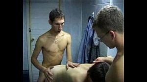 Experimenteaza sexul in trei cu doi barbati si se excita maxim