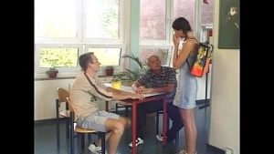 Sora nimfomana se lasa fututa in bucatarie de fratii mai mari