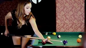 Fata superba imbracata sexy se freaca la pizda pe masa de biliard
