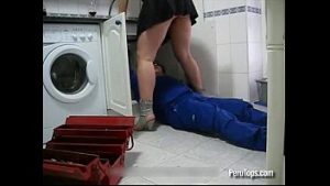 Sex cu finalizare oferit pentru repararea chiuvetei