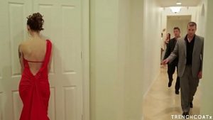 Domnisoara de onoare face sex brutal la nunta cu doi invitati